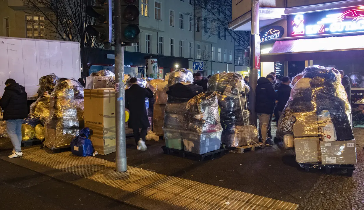 Pasokan bantuan untuk korban gempa bumi di Turki dan Suriah dipadati di Turmstrasse di Moabit, di Berlin, Jerman, Senin, 6 Februari 2023. Polisi menutup Turmstrasse agar para relawan dapat memuat banyak truk. (Paul Zinken/dpa via AP)