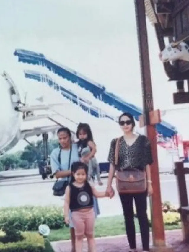 6 Foto Lawas Rieta Amilia Saat Asuh Nagita Slavina Kecil, Ibu Siap Siaga
