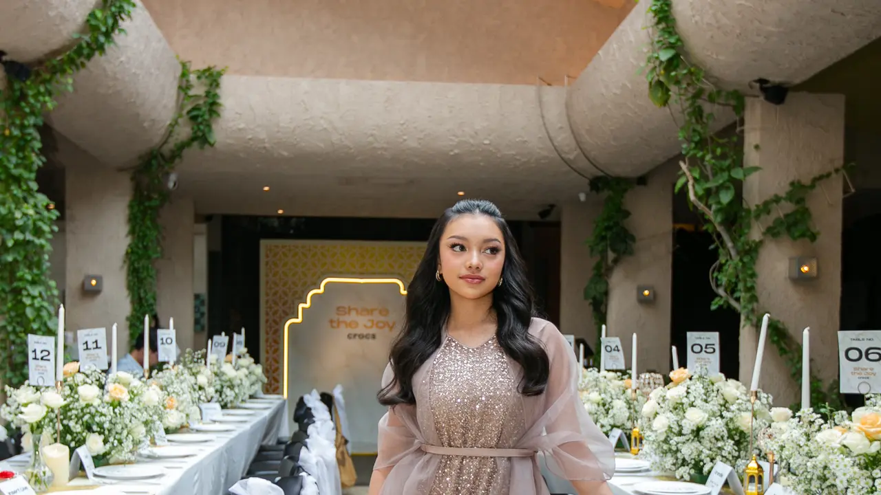 Era Shimmer Belum Berakhir! Intip Gaya Modest Lebaran ala Naura Ayu dengan Crocs