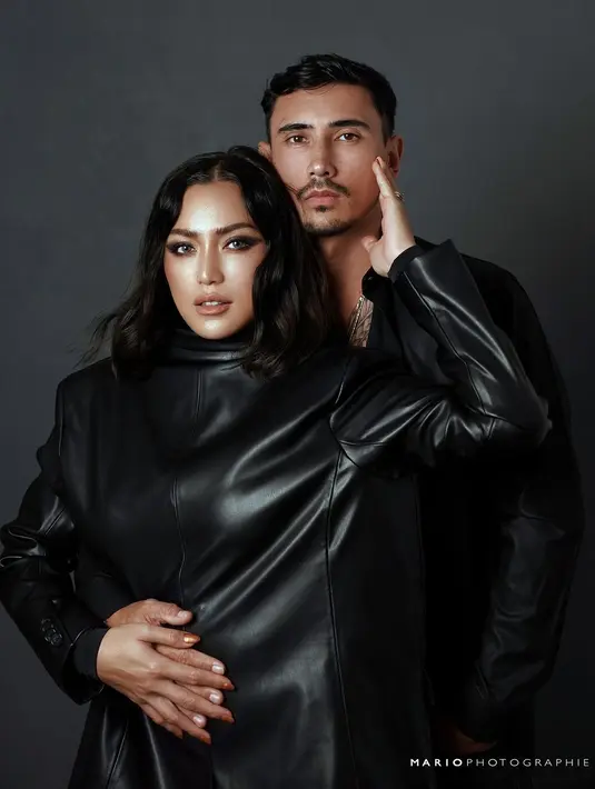 Lewat pemotretan bersama sang suami, Jessica iskandar perlihatkan baby bump yang kian membesar dibalut latex dress berwarna hitam. [@ini_jedar].