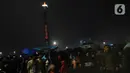 Pengunjung memadati kawasan Monumen Nasional saat malam pergantian tahun, Jakarta, Rabu (1/1/2020). Penampilan video mapping mewarnai kemeriahan malam pergantian tahun baru di kawasan Monumen Nasional, Jakarta. (Liputan6.com/Helmi Fithriansyah)