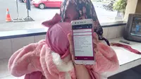 Salah seorang korban menunjukkan skema keuntungan investasi yang ditawarkan Mirna Cempluk (Zainul Arifin/Liputan6.com)