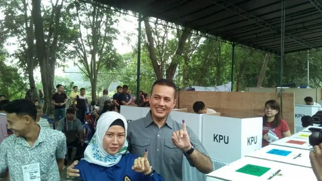 Wakil Gubernur Sumut Musa Rajekshah alias Ijeck bersama istri pamer tangan berlumur tinta usai nyoblos di TPS 06.