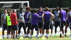 Pelatih Manchester United, Jose Mourinho, memberikan arahan kepada anak asuhnya saat latihan di Universitas California, AS, Jumat (14/7/2017). Skuad Setan Merah akan tampil di turnamen pramusim bertajuk International Champions Cup. (AFP/Robyn Beck)
