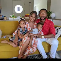 John Legend dan Crissy Teigen di Mother's Day 2021. Sumber foto: Instagram.