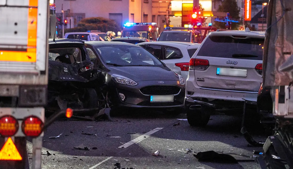 Sebuah truk curian menabrak mobil-mobil yang berhenti di lampu merah di distrik kota Limburg, Jerman, Senin (7/10/2019). Kejadian itu memicu tabrakan beruntun dan menyebabkan setidaknya delapan mobil lainnya hancur. (Photo by Sascha Ditscher / dpa / AFP)