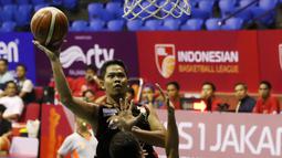 Pemain Hangtuah Sumsel, Andrie Ekayana melakukan shooting saat dihadang pemain Garuda Bandung pada lanjutan IBL Reguler Season 2015-2016 di Hall A Senayan, Jakarta, Selasa (12/1/2016). Garuda Bandung menang 67-62. (Bola.com/Nicklas Hanoatubun)