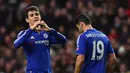 Gelandang Chelsea, Oscar, merayakan gol yang dicetaknya ke gawang MK Dons pada laga Piala FA di Stadion MK, Inggris, Minggu (31/1/2016). The Blues berhasil menang 5-1. (AFP/Ben Stansall)