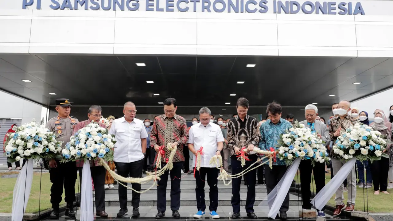 Menteri Perdagangan Zulkifli Hasan melepas ekspor ponsel pintar (smartphone).