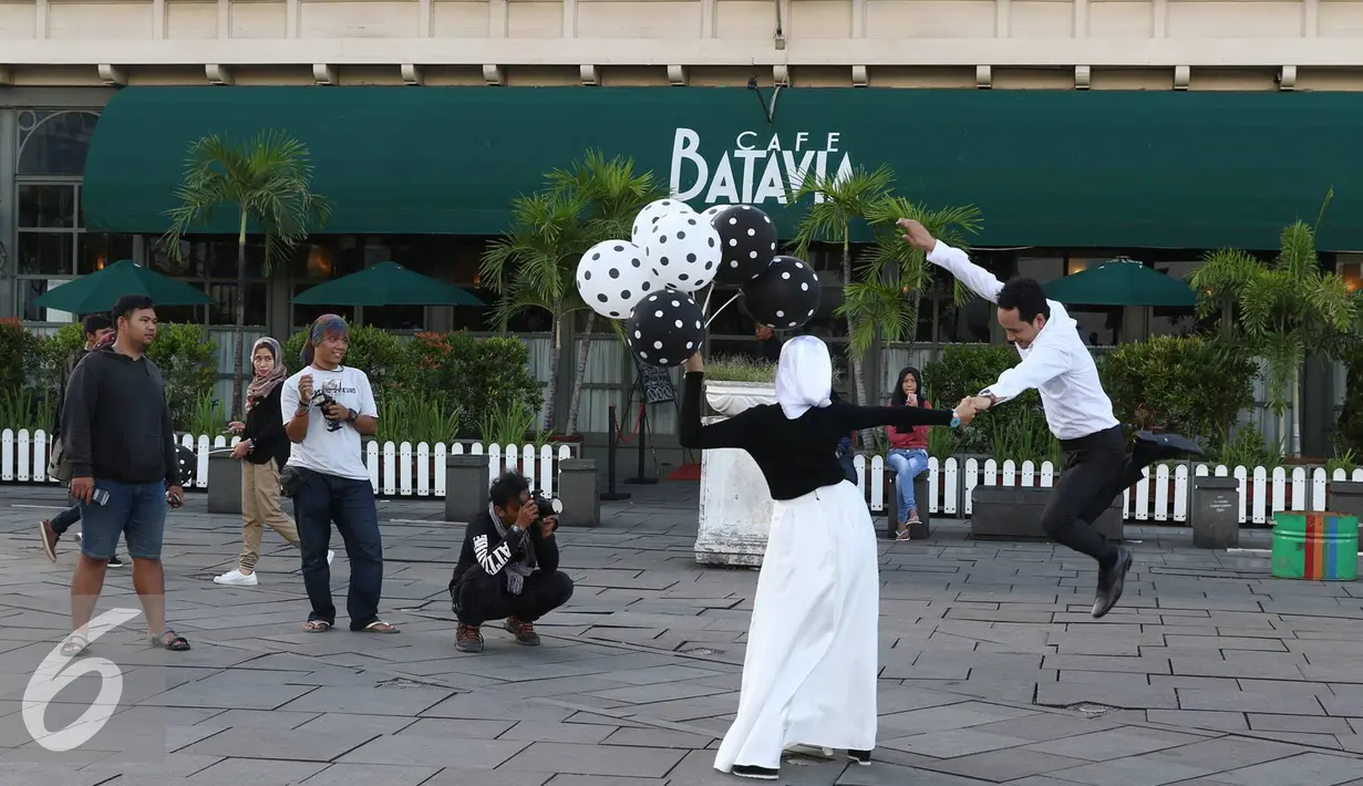 Fotografer mengabadikan foto untuk pranikah di kawasan Kota Tua, Jakarta, Kamis (29/9). Gubernur DKI Jakarta Basuki Tjahaja Purnama memastikan aktivitas foto pranikah di Kota Tua tidak dipungut biaya. (Liputan6.com/Immanuel Antonius)