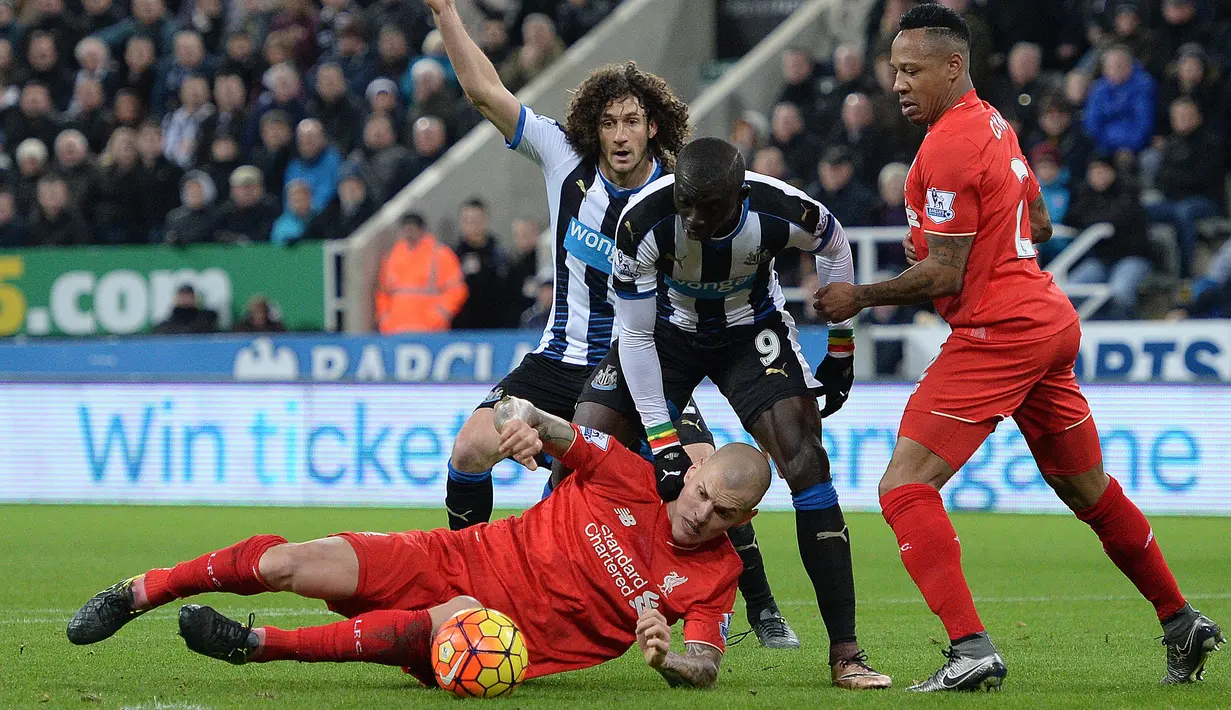 Pemain Newcastle United dan Liverpool berebut bola dalam lanjutan Liga Inggris di Stadion St James' Park, Newcastle, Minggu (6/12/2015). (AFP/Oli Scarff)