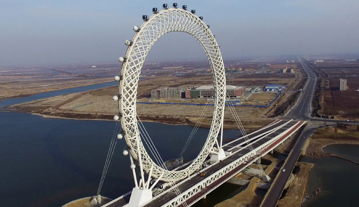 Pemandangan roda ferris raksasa sepanjang 145 meter (476 kaki) di Weifang di provinsi Shandong, China (27/11). Roda ferris atau kincir ria adalah sebuah struktur berbentuk roda (jentera) yang digantungi kabin-kabin penumpang. (AFP Photo/China Out)