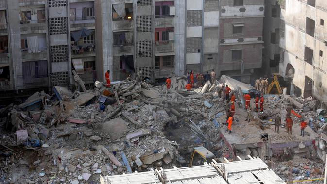 Tim penyelamat mengevakuasi lokasi reruntuhan sebuah bangunan di Karachi, Pakistan (8/6/2020). Korban tewas akibat runtuhnya gedung permukiman lima lantai di Karachi bertambah menjadi 13 orang pada Selasa (9/6) pagi waktu setempat. (Xinhua/Str)