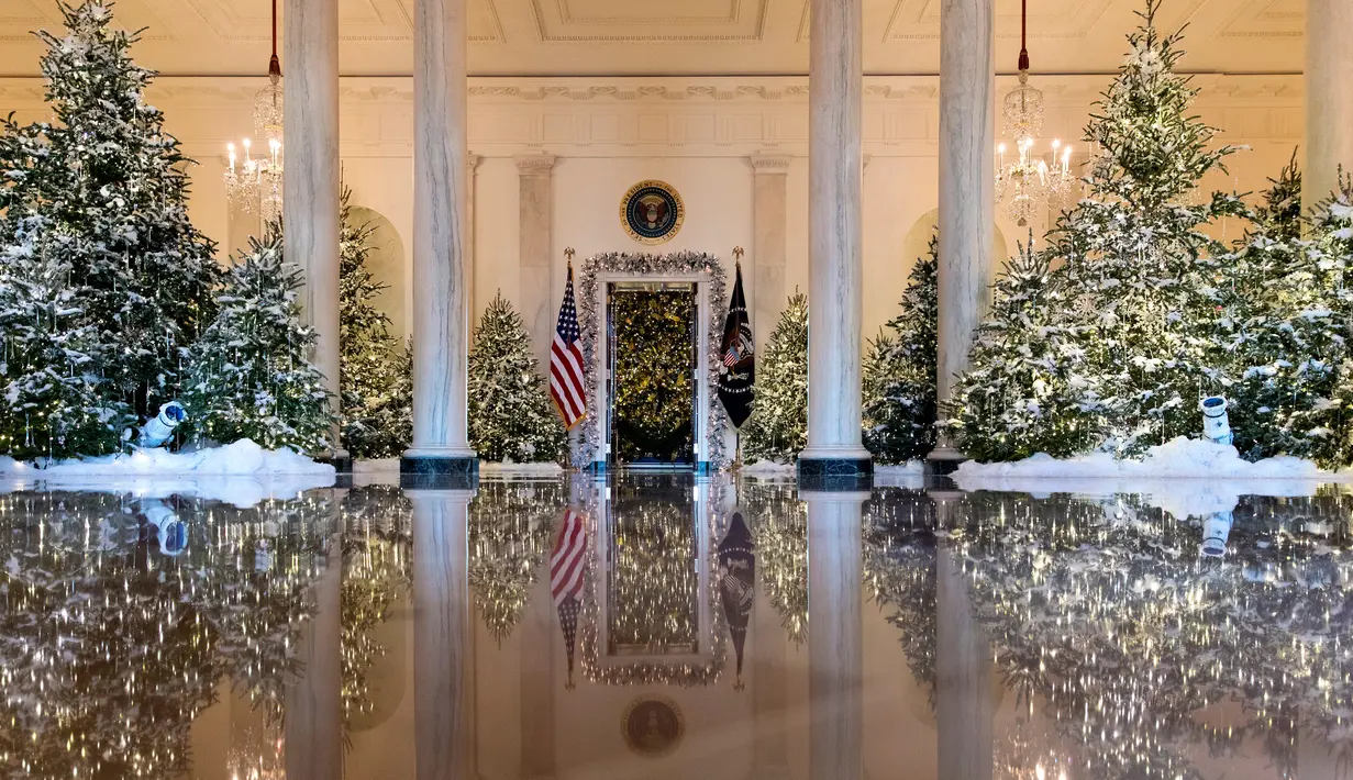 Ruangan The Grand Foyer dan Cross Hall dihiasi sejumlah pohon cemara yang didekorasi untuk perayaan Natal dengan tema "The Nutcracker Suite" " di Gedung Putih, Washington DC, Senin (27/11). (AP Photo/Carolyn Kaster)