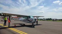 Pesawat Cesna 172 tengah bersiap menerbangkan Wakil Wali Kota Cirebon dan Kapolres Ciko dalam rangkaian Funflight destinasi wisata dari udara. Foto (Liputan6.com / Panji Prayitno)