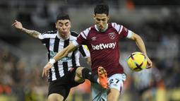 Bek West Ham United, Nayef Aguerd (kanan) berebut bola dengan gelandang Newcastle United, Miguel Almiron pada laga Liga Inggris 2022/2023 di St James' Park, Newcastle (4/2/2023). Sebagai bek, Nayef Aguerd sempat ingin mengenakan nomor punggung 6 bersama West Ham usai didatangkan dari Rennes. Namun karena nomor tersebut telah dipensiunkan untuk mengenang legenda klub, Bobby Moore, jadilah ia memilih nomor punggung 27 sebagai bentuk janjinya kepada rekannya di Maroko. (AFP/Oli Scarff)
