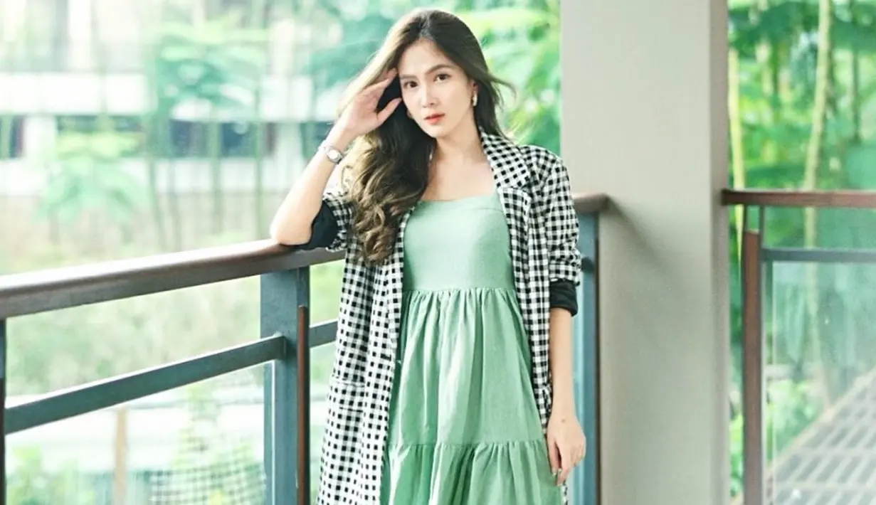 Tampil dengan simple dress basic, Shanice Margaretha pun memilih untuk menambahkan kemeja motif. Bahkan, dipenampilannya ini ia juga menambahkan detail dengan melipat bagian lengan serta menggunakan jam tangan simple. (Liputan6.com/IG/@margarethalie)