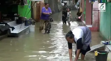 Masyarakat yang terkena banjir di Subang mengaku kekurangan air bersih. Untuk memasak dan mencuci, mereka terpaksa gunakan air banjir.