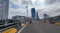 Flyover atau jembatan layang Pancoran sampai Tendean, Jakarta Selatan yang sudah bersih dari APK sejak, Minggu (11/2/2024). (Foto: Merdeka.com/Bachtiarudin Alam).