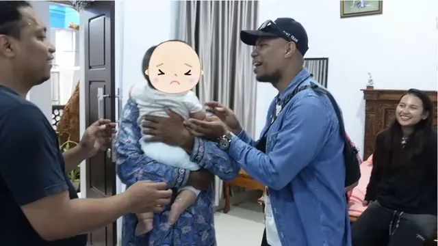 6 Potret Indah Permatasari Mudik ke Rumah Mertua, Anak Disambut oleh Kakek-Nenek