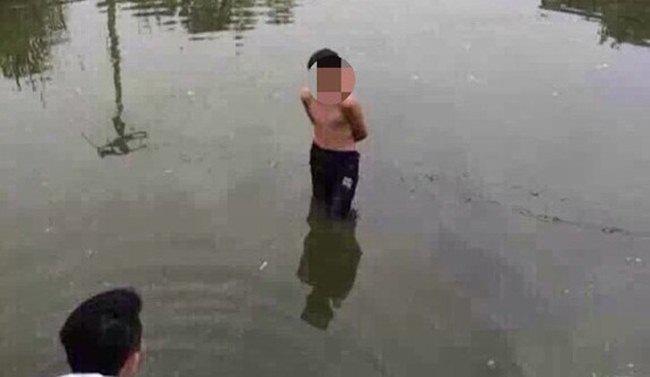 Anak menangis saat diceburkan ke dalam danau | foto: copyright shanghaiist.com