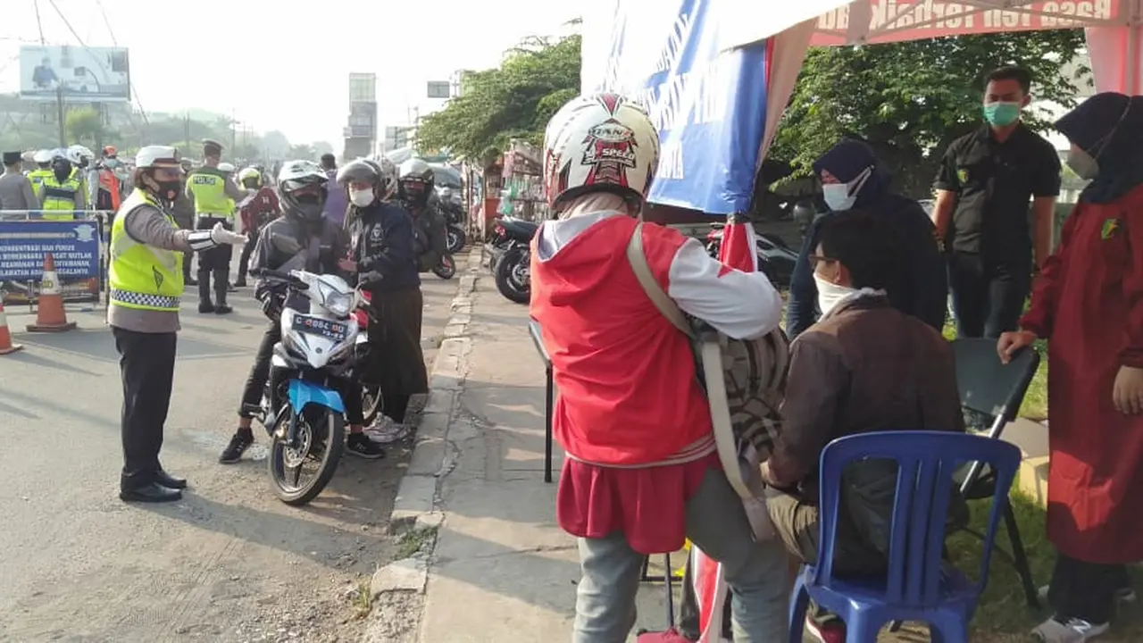 Pemudik menjalani tes antigen di pos penyekatan arus balik Lebaran 2021