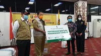 Gubernur Lampung Arinal Djunaidi menerima bantuan dari PT Great Giant Pineapple (GGP) yang diserahkan Managing Director of Production Wayan Ardana di Bandar Lampung, Senin (11/5/2020). (Ist)