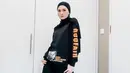 Melalui akun Instagram pribadinya, istri dari Adi Nugroho ini juga sempat mengunggah foto dengan busana serba hitam. OOTD Donita dengan busana serba hitam serta anting ini juga bisa dijadikan inspirasi. (Liputan6.com/IG/@donitabhubiy)