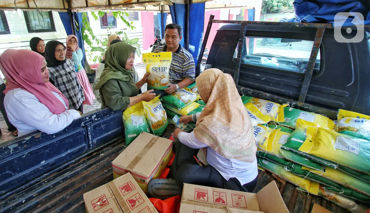Operasi beras SPHP dengan harga Rp52.000, untuk kemasan lima kilogram ini guna menekan harga beras yang masih tinggi di pasaran. (Liputan6.com/Angga Yuniar)