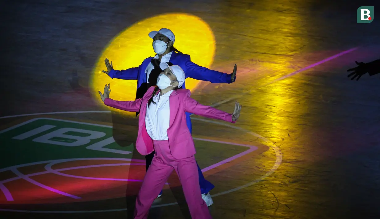 Sejumlah performer tampil saat pembukaan IBL Tokopedia 2022 yang berlangsung di Hall Basket Gelora Bung Karno, Senayan, Sabtu (15/01/2022). (Bola.com/Bagaskara Lazuardi)