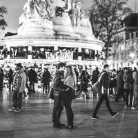 Iseng, fotografer asal Paris, Prancis ini abadikan momen-momen romantis saat pasangan bercinta di ruang publik.