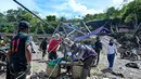 Tanpa tali sling, aktivitas ekonomi dan kebutuhan harian warga Ketol, Aceh Tengah, praktis terhenti. Tampak dalam foto, warga menggunakan tali untuk menyeberangi sungai setelah banjir bandang yang menghancurkan desa-desa di sekitarnya di Ketol, provinsi Aceh, pada Selasa 6 Januari 2026. (CHAIDEER MAHYUDDIN/AFP)