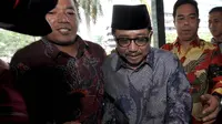 Mantan Sekjen Kementerian Energi Sumber Daya dan Mineral (ESDM) Waryono Karno berjalan masuk gedung KPK, Jakarta, Kamis (4/12/2014). (Liputan6.com/Miftahul Hayat)