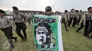 Pendukung Persebaya Surabaya (Bonek) membawa spanduk saat melakukan aksi di Stadion Tugu, Koja, Jakarta Utara, Selasa (2/8). Bonek meminta kepada federasi sepakbola Indonesia itu untuk mengembalikan hak-hak Persebaya.(Liputan6.com/Yoppy Renato)
