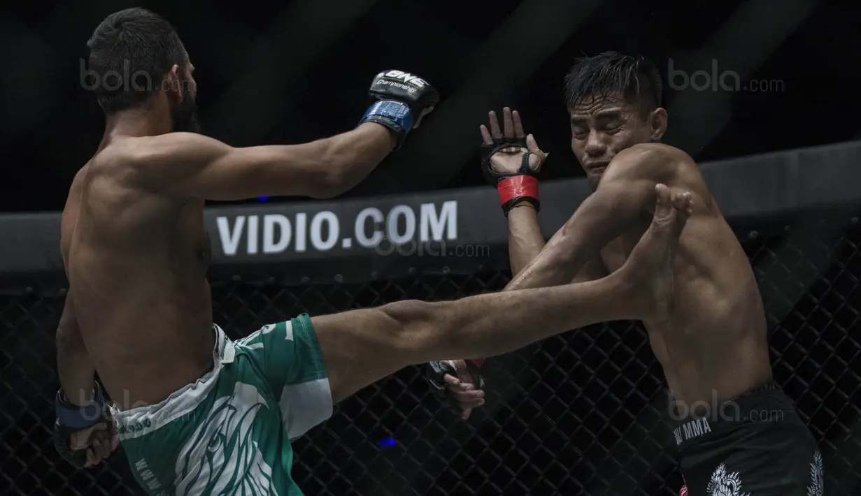 Petarung Indonesia, Stefer Rahardian, menghindari tendangan petarung Pakistan, Muhammad Imran, saat laga One Championship di JCC Senayan, Jakarta, Sabtu (20/1/2018). Stefar berhasil mengalahkan Imran. (Bola.com/Vitalis Yogi Trisna)