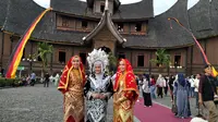 Pengunjung Istana Pagaruyung mengenakan pakaian adat Minangkabau yang bisa di sewa di objek wisata itu. (Liputan6.com/ Novia Harlina)