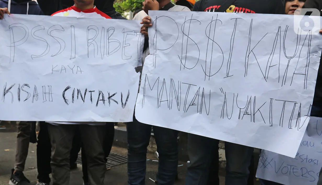 Suporter sepak bola dari berbagai aliansi memadati tempat berlangsungnya Kongres Luar Biasa (KLB) Pemilihan PSSI di Hotel Shangri-La, Jakarta, Sabtu (2/11/2019). Mereka membawa spanduk berisi penolakan KLB Pemilihan PSSI 2019. (Liputan6.com/Herman Zakharia)