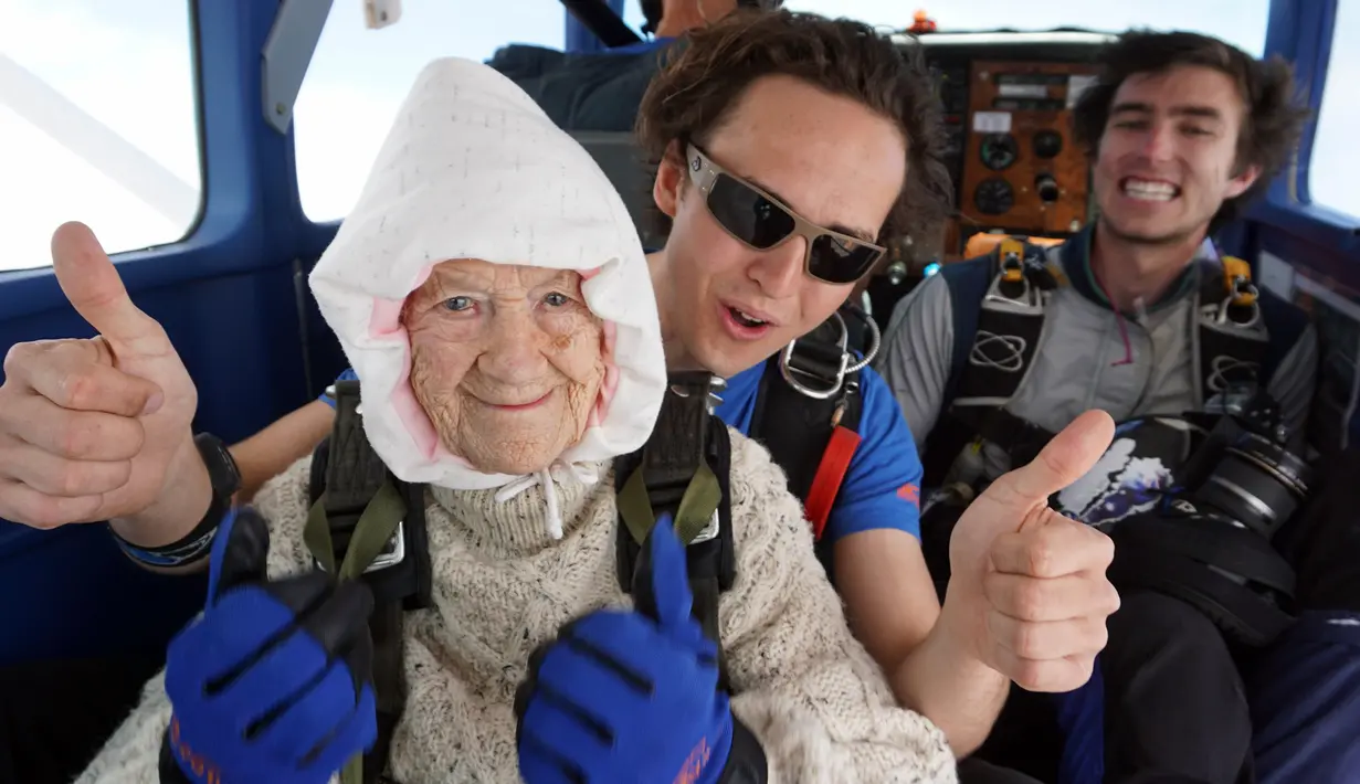 Nenek buyut Irene O’Shea bersiap terjun payung tandem di langit Australia Selatan, 9 Desember 2018. Nenek 102 tahun itu melakukan aksinya guna mengumpulkan dana bagi lembaga amal untuk penyakit syaraf motorik. (Bryce SELLICK, Matt TEAGER/SA Skydiving/AFP)