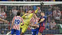 Kiper Atletico Madrid, Juan Musso (tengah), melakukan penyelamatan saat pertandingan leg kedua perempat final Liga Champions 2025/2026 antara Club Atlético de Madrid dan FC Barcelona di Stadion Metropolitano, Madrid, pada 14 April 2026. (Javier SORIANO / AFP)