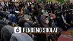 Solidaritas terlihat antara umat muslim dan non muslim ketika sedang demo. Terlihat umat non muslim sedang menjaga umat muslim yang sedang beribadah sholat.