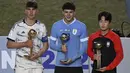 Timnas Uruguay berhasil menjadi juara baru ajang Piala Dunia U-20 setelah pada laga final Piala Dunia U-20 2023 di Unico Diego Armando Maradona Stadium, La Plata, Argentina, Senin (12/6/2023) dini hari WIB berhasil mengalahkan Italia dengan skor tipis 1-0. Usai laga final, beberapa penghargaan juga diberikan kepada para pemain dalam beberapa kategori. Berikut para pemain penerima penghargaan tersebut. (AFP/Luis Robayo)