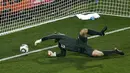 Inggris sedang unggul atas AS saat sang kiper, Robert Green, melakukan blunder dalam laga perdana mereka di Piala Dunia 2010. Green gagal menghentikan bola lemah melintir tendangan pemain AS, Clint Dempsey, yang sempat ditangkapnya. (www.squawka.com)