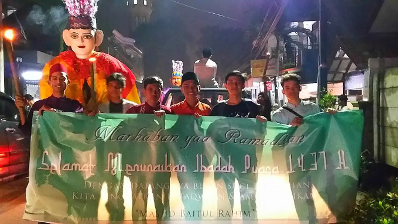 Sepasang Ondel-ondel Iringi Pawai Obor Sambut Ramadan