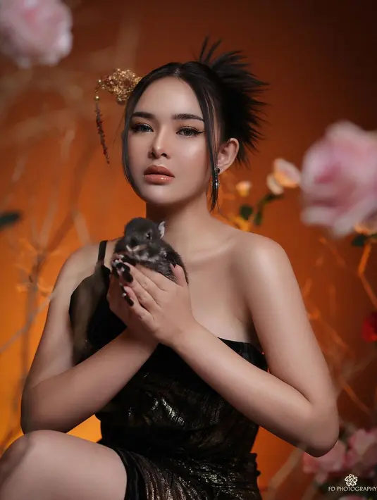 Rambutnya ditata dengan gaya edgy, sedangkan riasannya berhasil menampilkan kulit glowingnya dengan nuansa warna oranye yang glossy. [Foto: Instagram/fdphotography90]