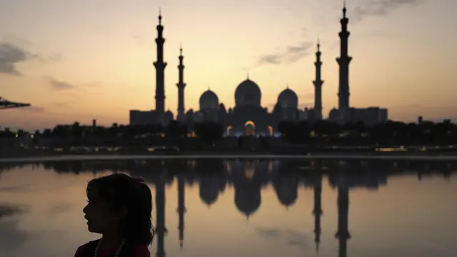Menikmati Keindahan Masjid Agung Sheikh Zayed Saat Matahari Terbenam