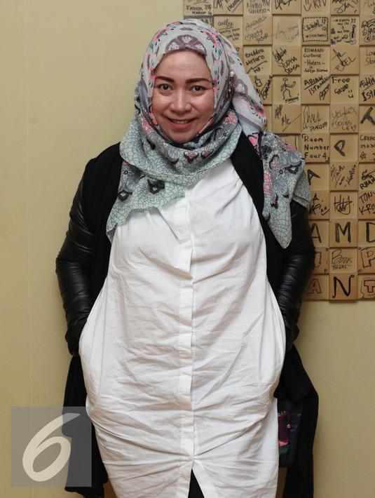Penyanyi Melly Goeslaw berpose seusai latihan nyanyi buat HUT SCTV di Jakarta, Jumat (19/8). Melly dan Syahrini akan tampil duet di malam puncak HUT SCTV ke 26. (Liputan6.com/Herman Zakharia)