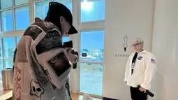 Melalui media sosial, pria dengan nama asli Choi Seung Hyun ini bahkan telah aktif mengunggah berbagai momen pelatihan yang dijalani. Bahkan, ia juga turut memamerkan sebuah seragam dengan logo NASA di akun Instagram.(Liputan6.com/IG/@choi_seung_hyun_tttop)