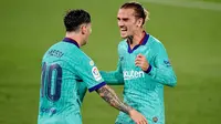 Pemain Barcelona Antoine Griezmann dan Lionel Messi  merayakan gol ke gawang Villareal pada laga La Liga di Stadion Estadio de la Ceramica, Minggu (5/7/2020). Barcelona menang 4-1 atas Villareal. (AFP/Jose Jordan)