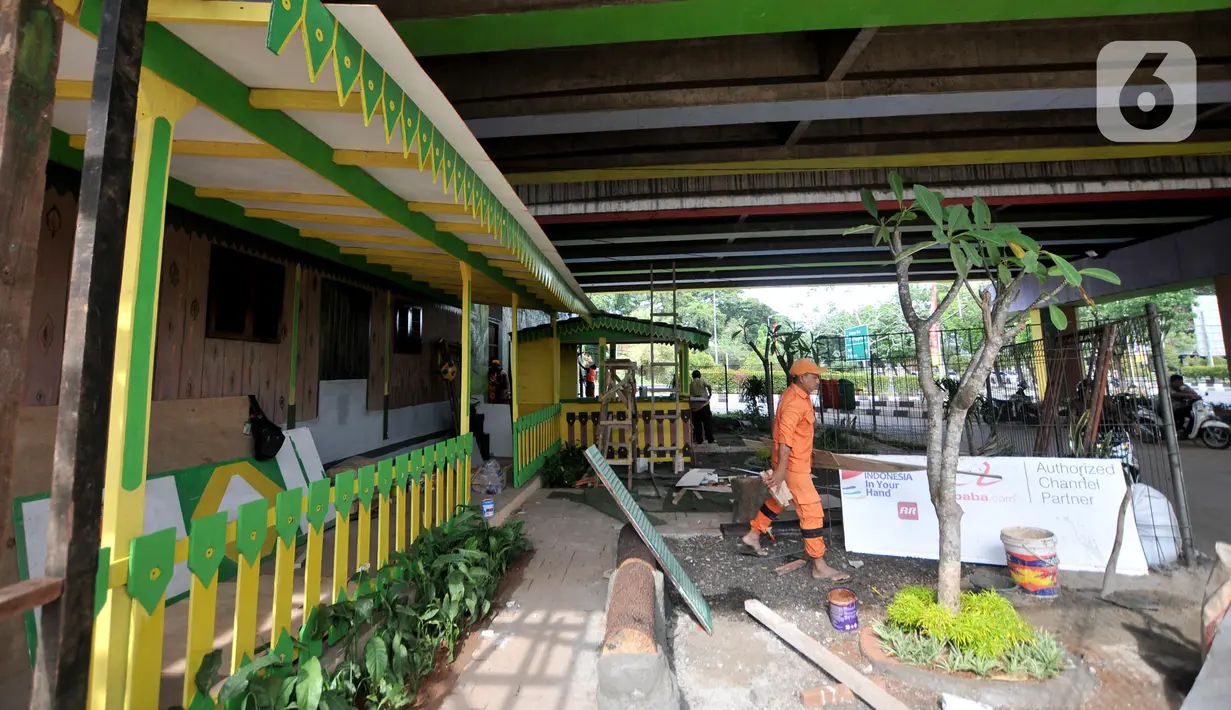 Petugas PPSU Kelurahan Joglo menyelesaikan pembangunan Taman Betawi di kolong Tol JORR W-2 Joglo, Jakarta Barat, Minggu (17/11/2019). Lahan kosong di kolong tol tersebut disulap menjadi taman bernuansa Betawi dilengkapi saung, musala, arena bermain serta hiasan mural 3D. (merdeka.com/Iqbal Nugroho)