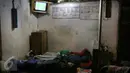 Warga korban banjir bandang harus mengungsi di garasi mobil milik warga di Bojong Sudika, Kec. Tarogong Kidul, Kab. Garut, Kamis (22/9). Kampung Bojong Sudika RW 19 ini merupakan salah satu titik terparah terkena banjir bandang. (Liputan6.com/Johan Tallo)